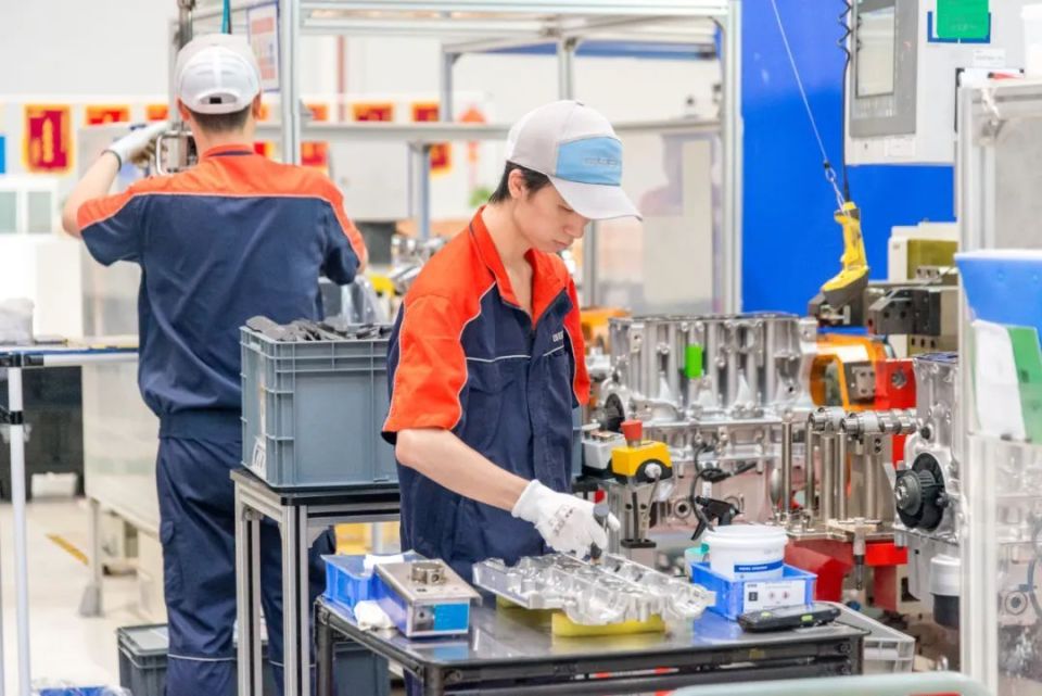 吉利動(dòng)力臺(tái)州灣新區(qū)工廠第100萬(wàn)臺(tái)2.0TD發(fā)動(dòng)機(jī)下線